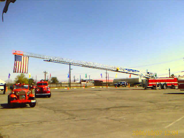 FiretruckLadder.jpg (46968 bytes)